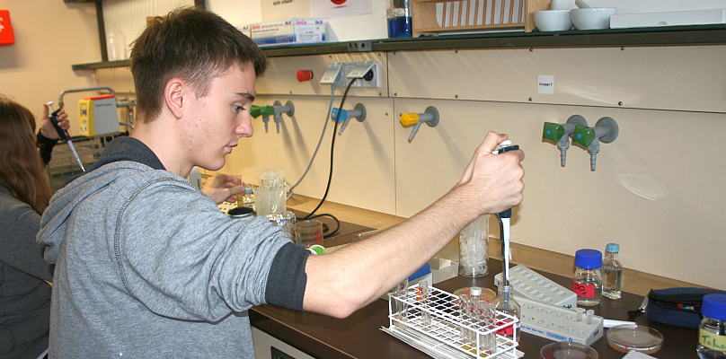 Schüler an der Laborbank Schüler an der Laborbank