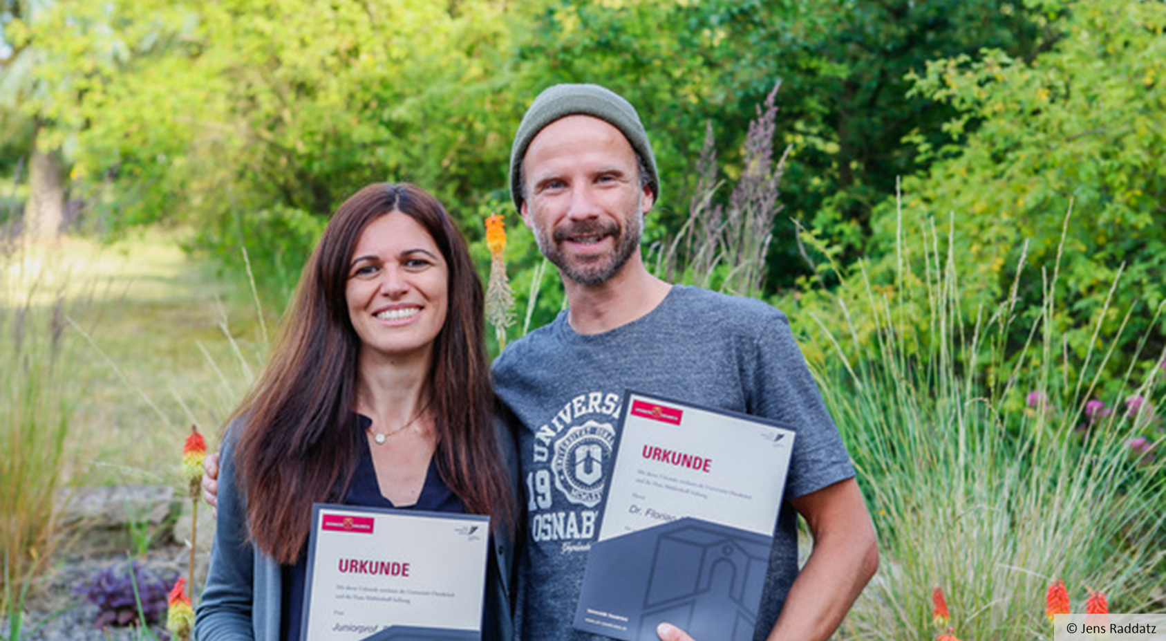Katia Cosentino und Florian Fiebelkorn mit ihren Urkunden im Botanischen Garten