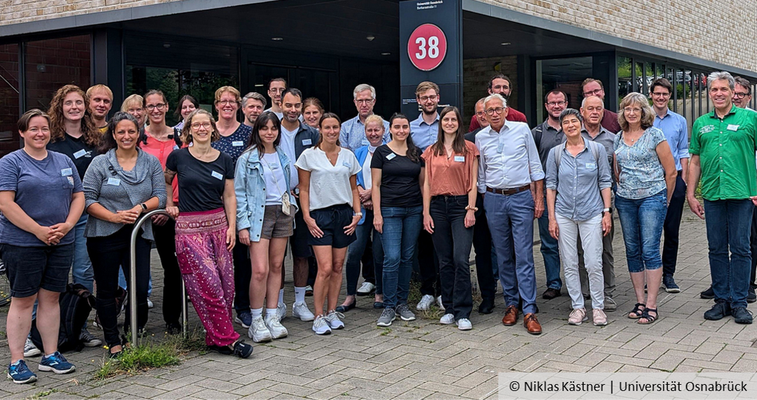 Eine Gruppe von ca. 30 Personen lächelt in die Kamera.