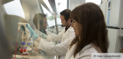 Two scientists in lab coats, © Uwe Lewandowski