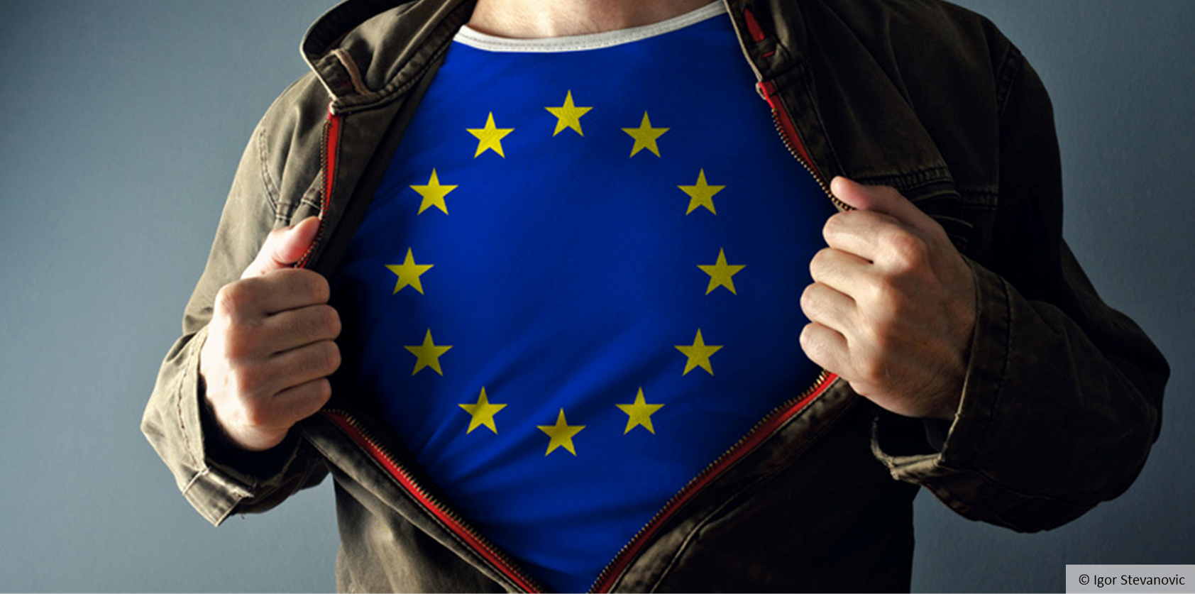 Jemand trägt ein T-Shirt mit der EU-Flagge, © Igor Stevanovic

