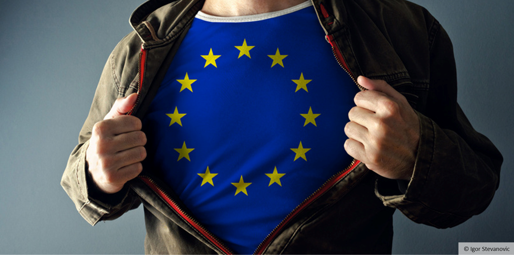 Jemand trägt ein T-Shirt mit der EU-Flagge, © Igor Stevanovic
Jemand trägt ein T-Shirt mit der EU-Flagge, © Igor Stevanovic